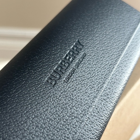 Burberry large leather hard case - Picture 2 of 5